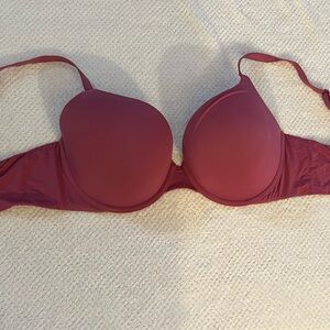 Victoria’s Secret t-shirt push-up. Padded with underwire.
